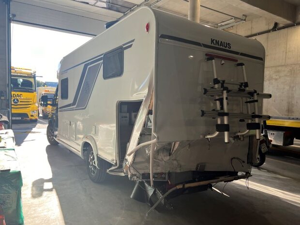 Wohnmobil Heckschaden links, massiver Aufbauschaden nach Auffahrunfall, Wohnmobil Gutachten München